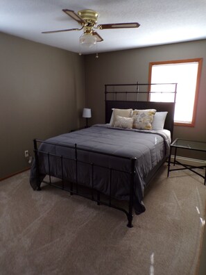 2 chambres, bureau, accès au Wi-Fi (inclus), literie fournie