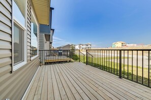 Terrace/patio - New 4-Bedroom House in Rockland Park (Calgary)