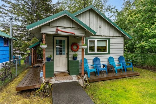 Salty Sam's Cozy Downtown Home