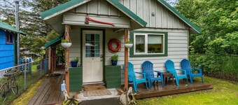 Salty Sam's Cozy Downtown Home