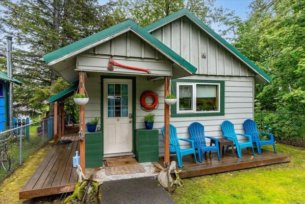 Exterior - Salty Sam's Cozy Downtown Home (Seward)