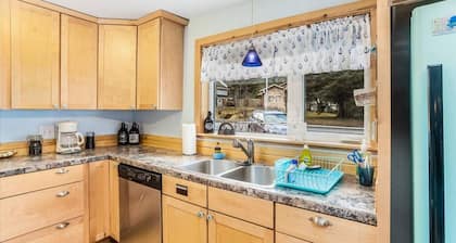 Salty Sam's Cozy Downtown Home
