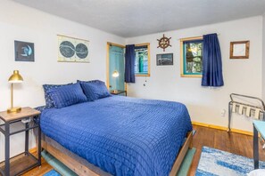 1 bedroom, travel cot, free WiFi, bed sheets - Salty Sam's Cozy Downtown Home (Seward)