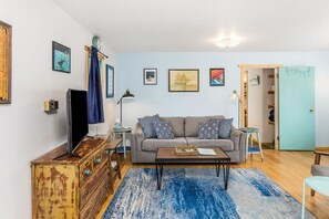 Smart TV, DVD player, books, video library - Salty Sam's Cozy Downtown Home (Seward)