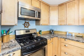 Fridge, microwave, oven, stovetop - Salty Sam's Cozy Downtown Home (Seward)