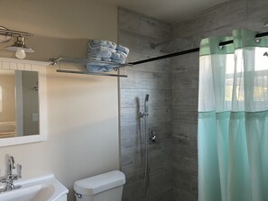 Douche, serviettes fournies, savon, shampoing