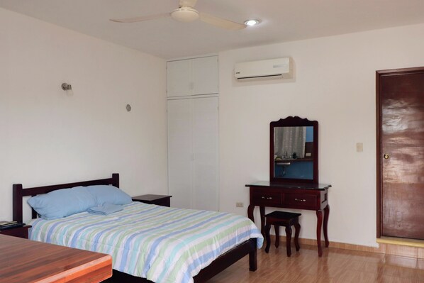 1 bedroom, free WiFi, bed sheets - San Román room inside the historic center (Campeche)