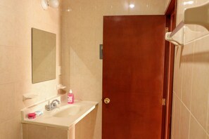 Shower, soap, toilet paper - San Román room inside the historic center (Campeche)