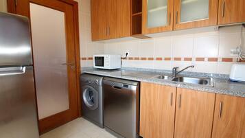 Een koelkast, een microgolfoven, een oven, een kookplaat