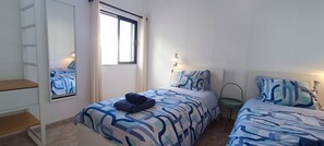 3 bedrooms, iron/ironing board, internet, bed sheets