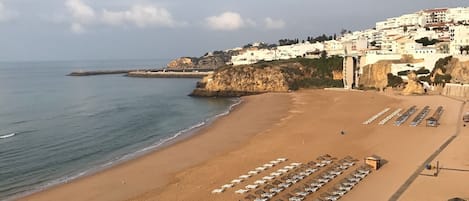 بالقرب من الشاطئ