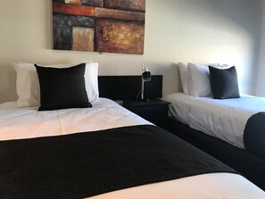 Muebles diferentes, escritorio y espacio para trabajar con laptop 