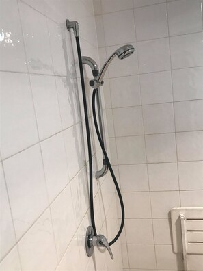 Twin kamer (Share Disability Access) | Badkamer | Een douche, handdoeken