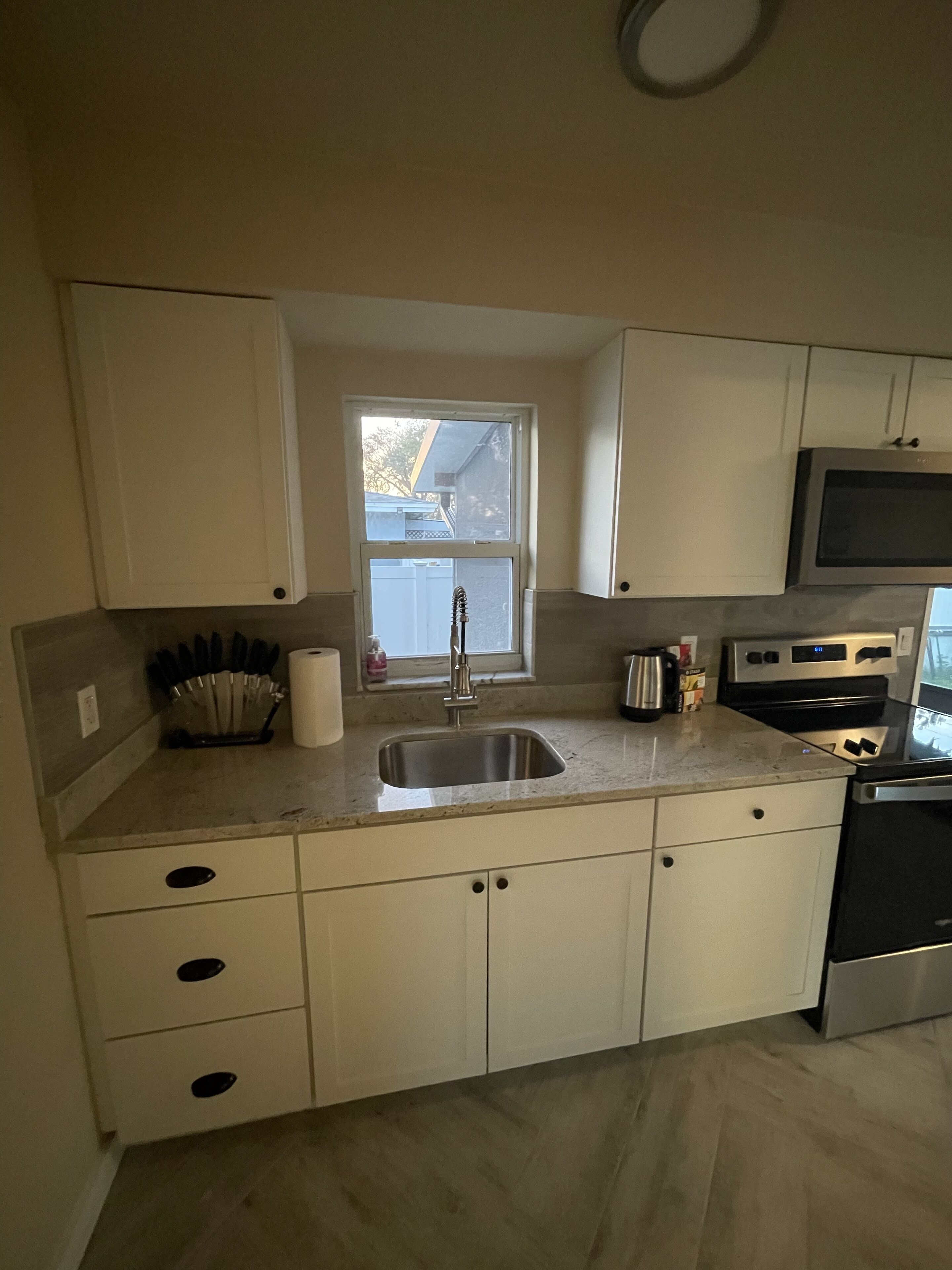 Just renovated modern king bedroom unit 2 miles from 5th ave