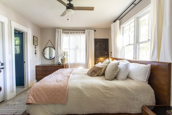 2 bedrooms, desk, iron/ironing board, travel crib