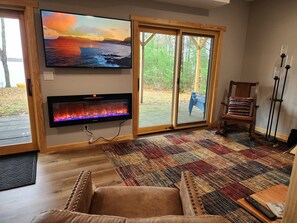 Smart TV, fireplace, books, stereo