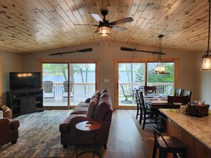 Smart-TV, Kamin, Bücher, Stereoanlage