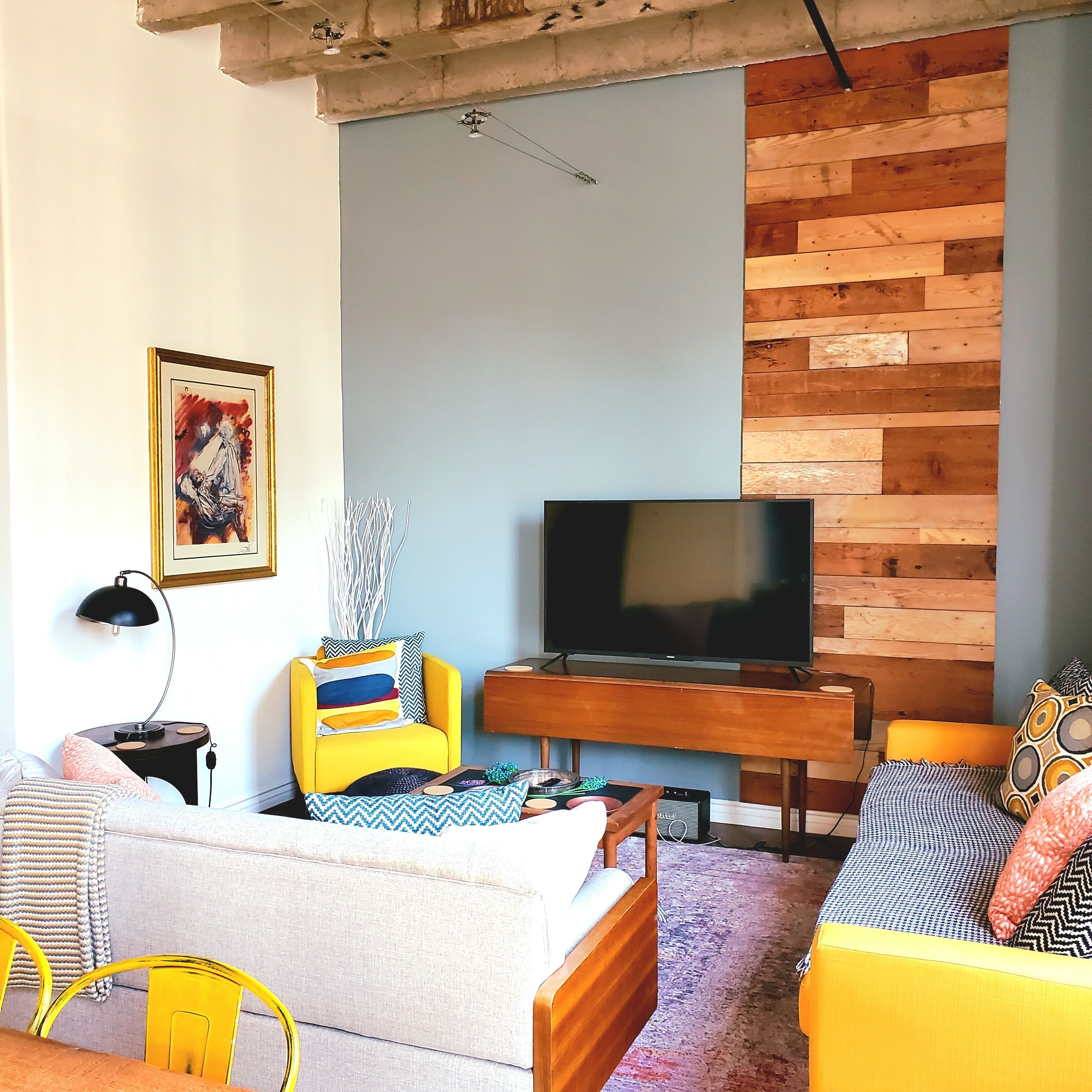 Lovely 1 bedroom loft with full kitchen