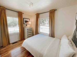 2 bedrooms, desk, iron/ironing board, travel cot - Bonito house · The Bonito House- Heart of downtown (Flagstaff)