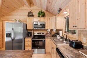 Frigorifero, microonde, forno, piano cottura