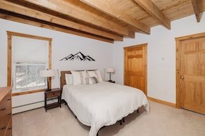 4 bedrooms, desk, iron/ironing board, travel cot