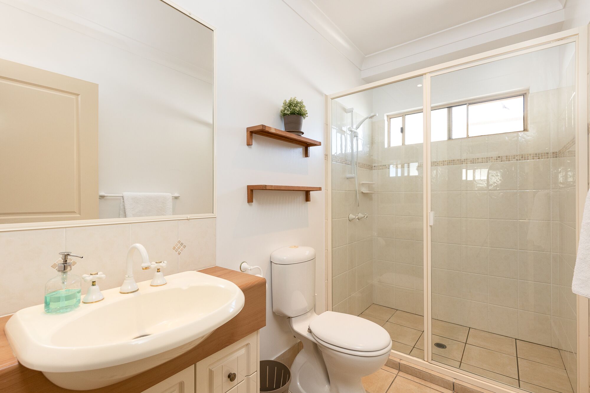 The Beachaus - Spacious Beachfront Holiday Home — image 9