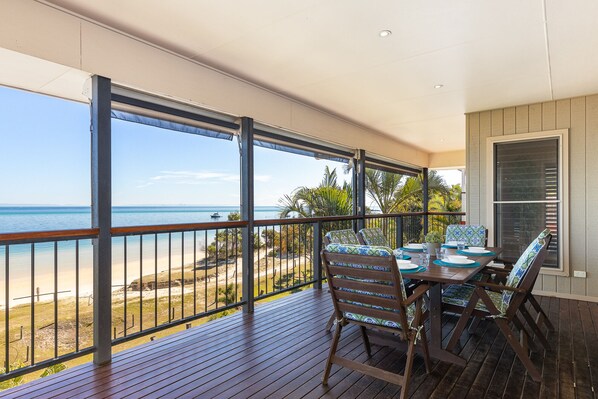 Outdoor dining - The Beachaus - Spacious Beachfront Holiday Home (Moreton Island)