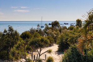 Sur la plage, chaise longue