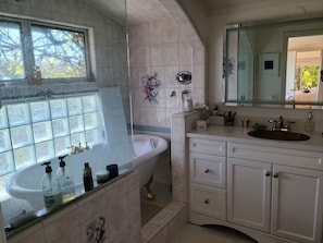 Ensemble douche/baignoire, sĂšche-cheveux, serviettes fournies, savon