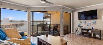 Exquisite Lakefront Condo - Pool - Boat Slip