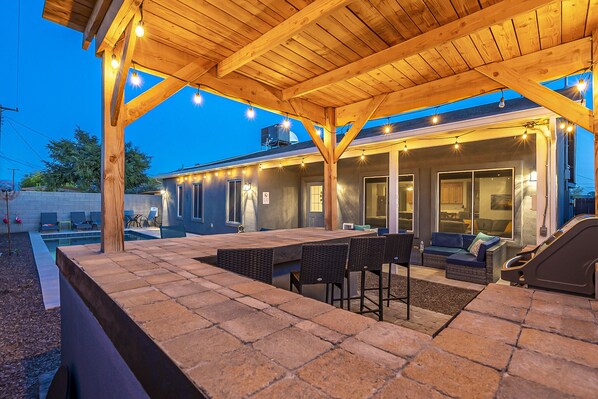 Outdoor dining - Relaxing Mesa 4BR Home with 2 En Suite Bedrooms, Pool/BBQ (Mesa)