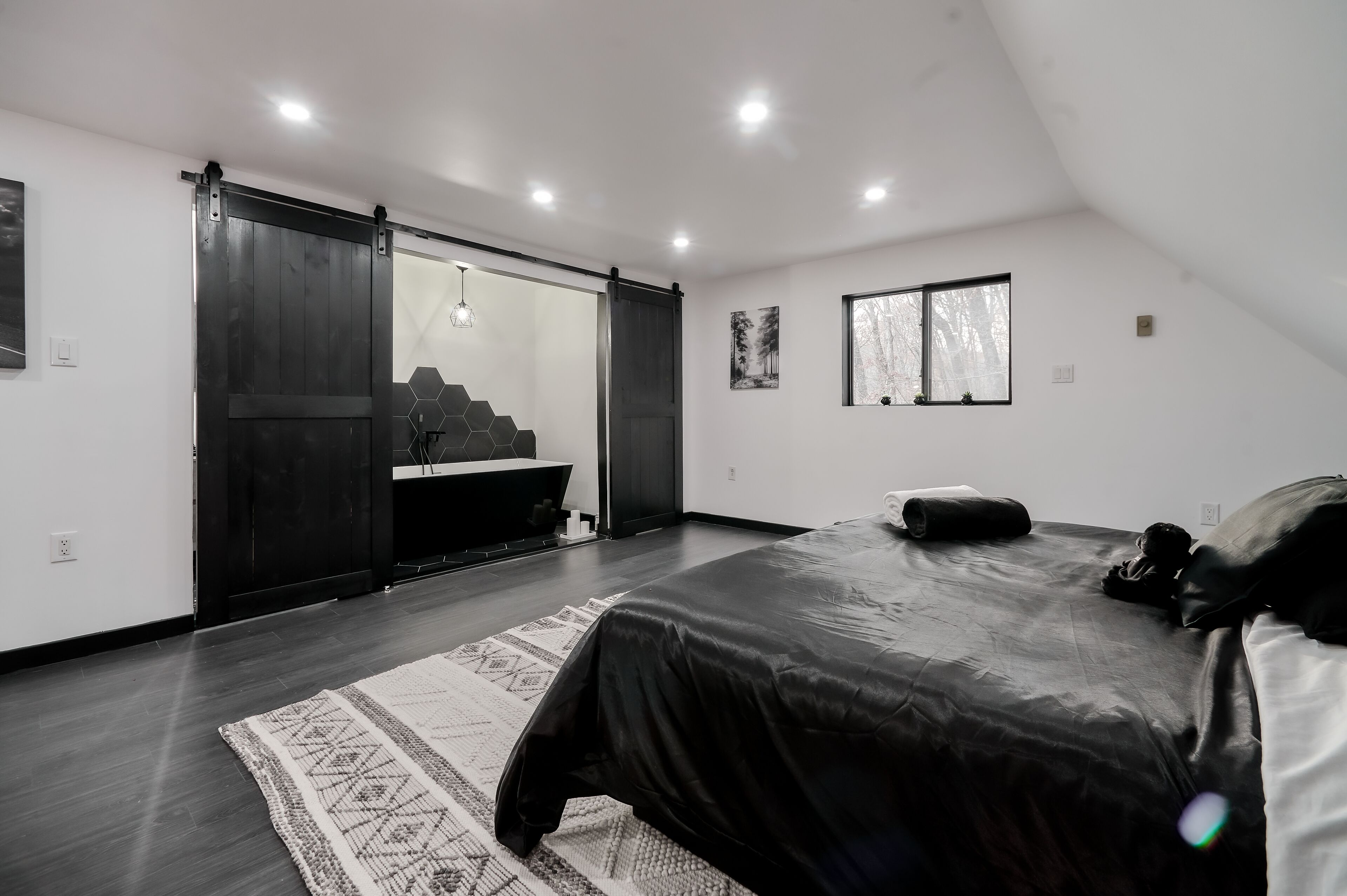 BLVCK Cabin II w/ Hot Tub in the Mountains near Bushkill Fall