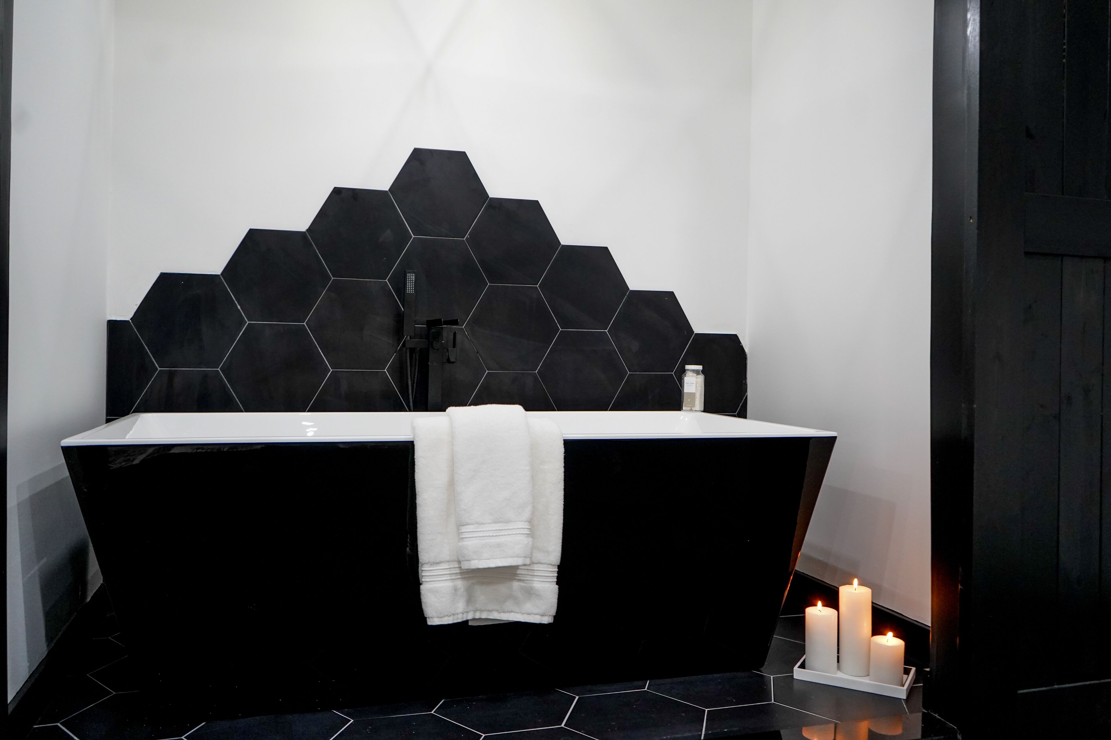 BLVCK Cabin II w/ Hot Tub in the Mountains near Bushkill Fall