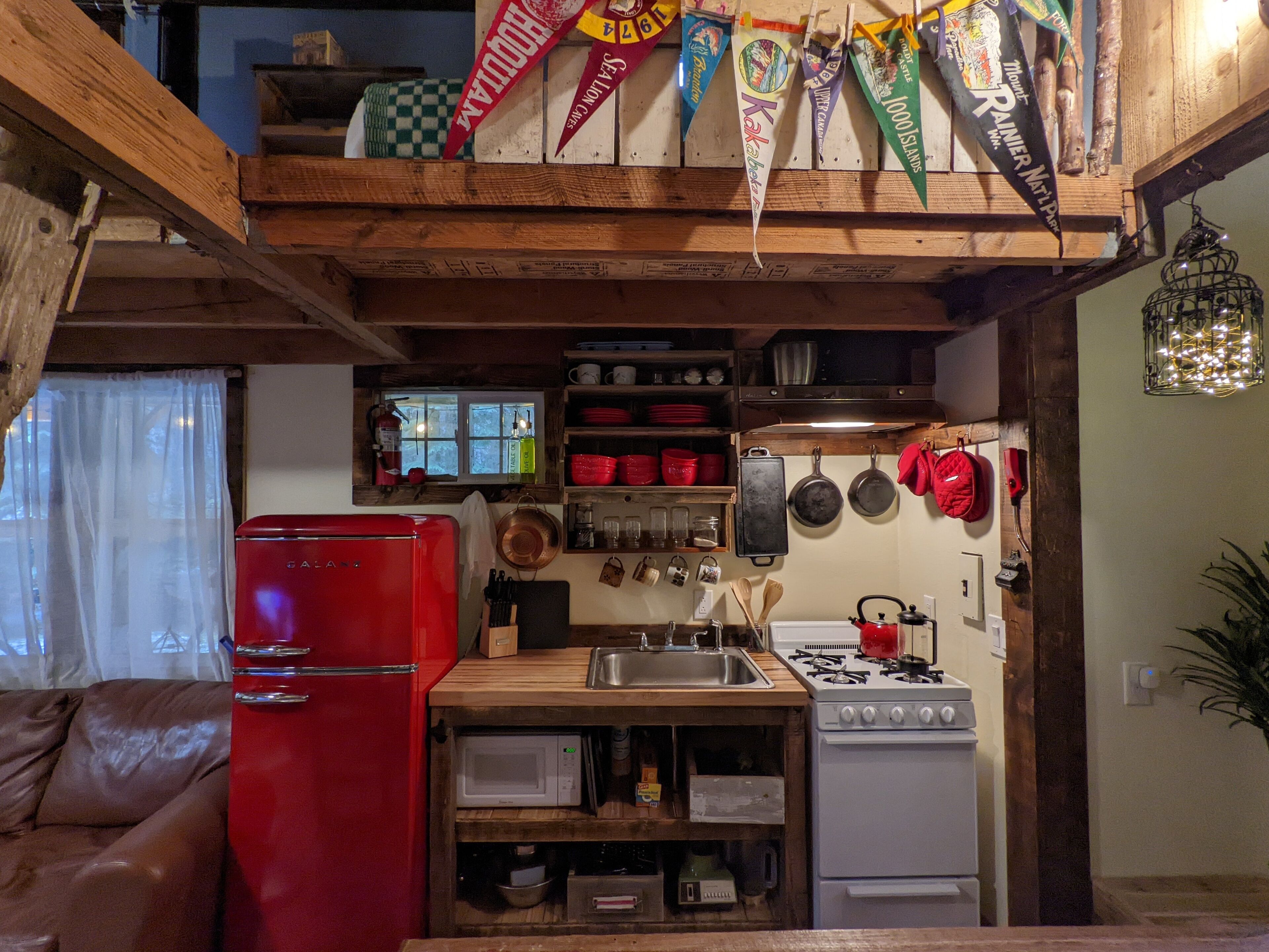 Creekside "Summer Camp" Cabin only 8 miles to Mt Rainier Natl Park Nisqually ent