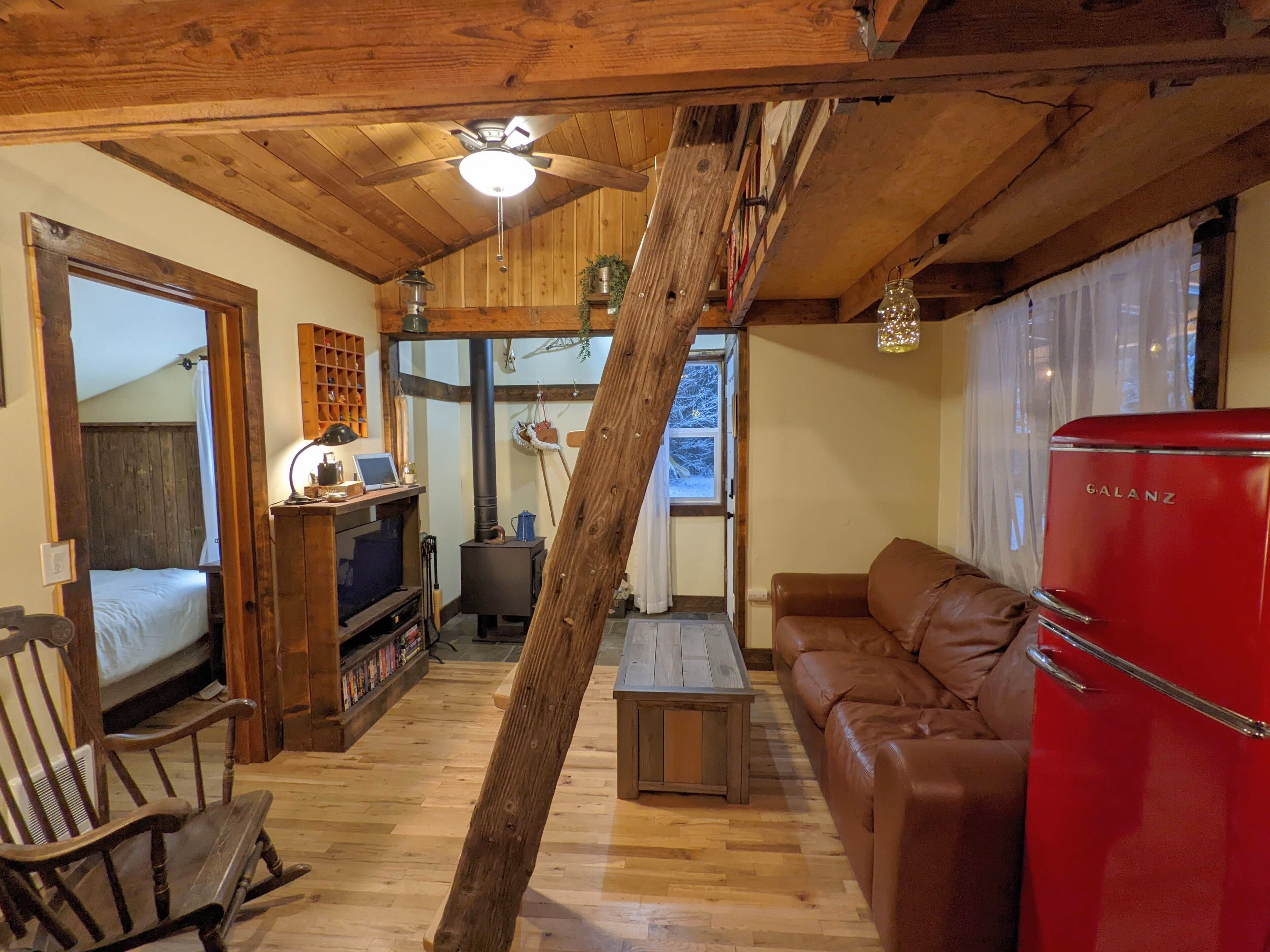 Creekside "Summer Camp" Cabin only 8 miles to Mt Rainier Natl Park Nisqually ent