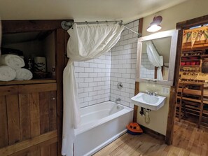 Combinazione doccia/vasca, asciugacapelli, asciugamani, sapone