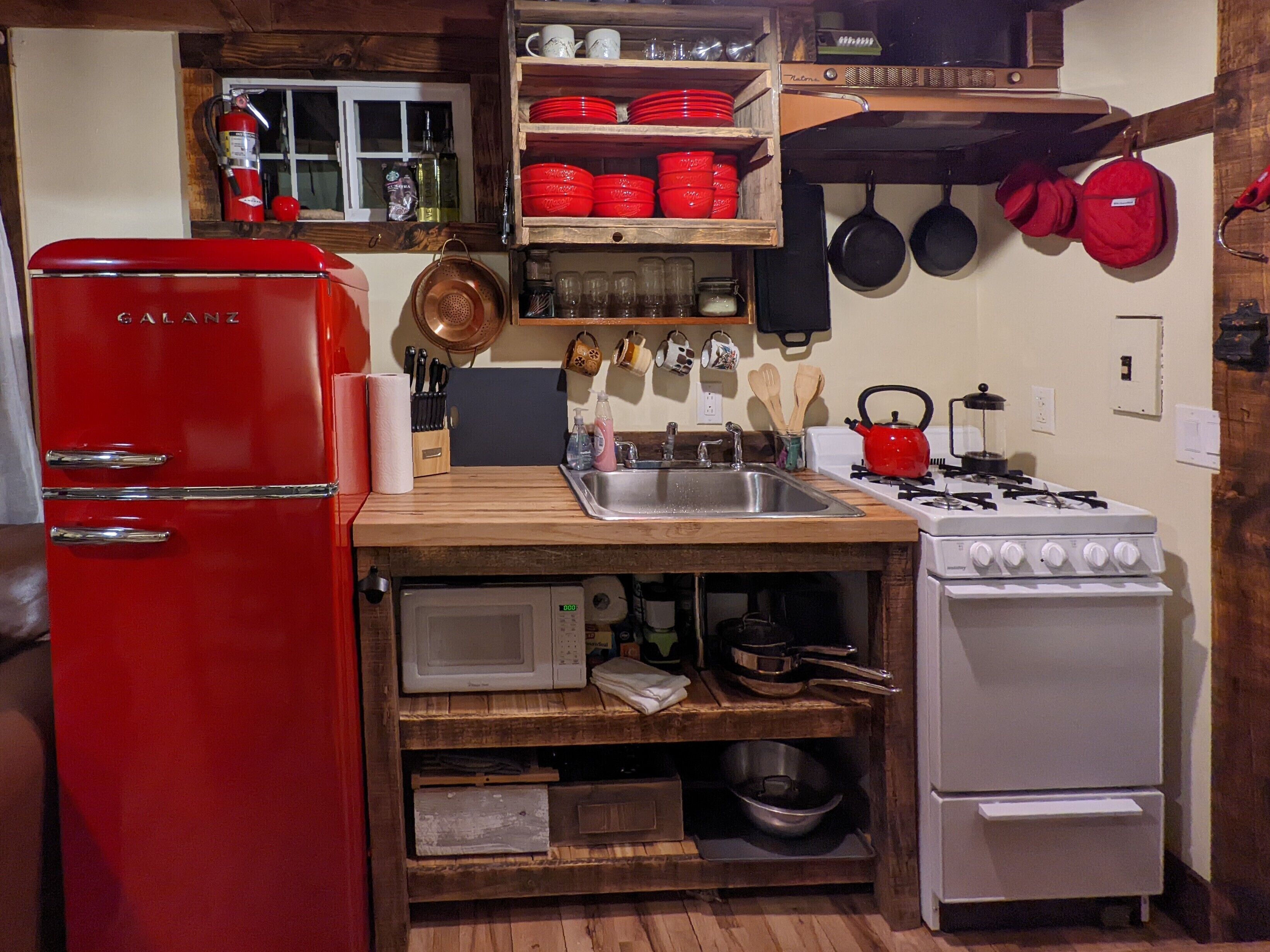 Creekside "Summer Camp" Cabin only 8 miles to Mt Rainier Natl Park Nisqually ent