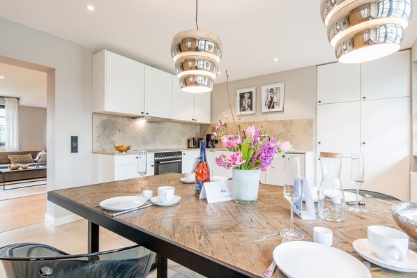 Fridge, oven, stovetop, dishwasher - Modern. Gemütlich. Zentral. - Objekt-id: Ilw/04 - Inselliebe Westerland (Sylt)