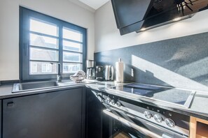 Een koelkast, een oven, een kookplaat, een vaatwasser