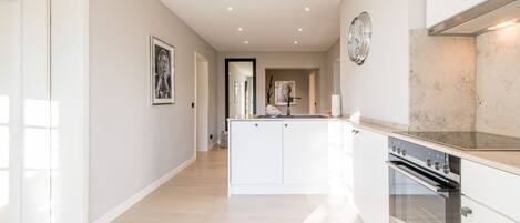 Køleskab, ovn, kogeplade, opvaskemaskine