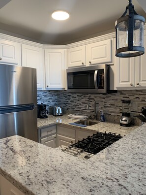 Kylskåp, mikrovågsugn, ugn och spishäll