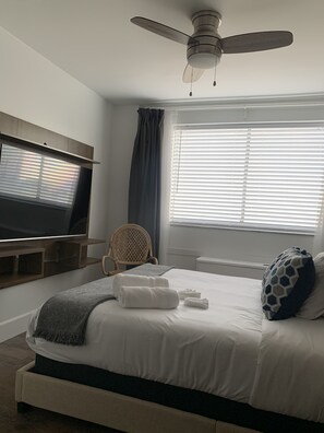 1 dormitorio, caja fuerte, escritorio y tabla de planchar con plancha