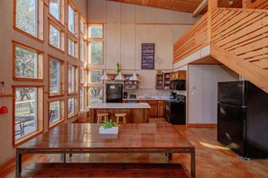 Chalet rustique Premier | Cuisine privée | Réfrigérateur grande capacité avec congélateur, four à micro-ondes