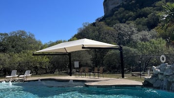 Piscine extérieure, parasols de plage, chaises longues