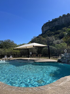 Outdoor pool, pool umbrellas, sun loungers - Seven Bluff Cabins (Concan)