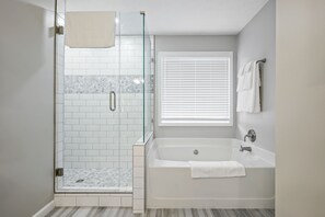 Badewanne, Haartrockner, Handtücher