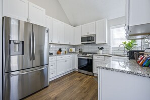 Fridge, microwave, oven, stovetop - Weekday Pricing Live! Cozy Spot for Extended Stays (Adairsville)