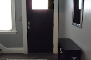 Interior - 8 min from downtown, 13 min from Airport (Carnegie)