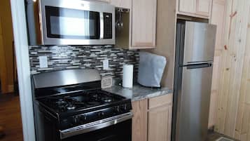 Een koelkast, een magnetron, een oven, een kookplaat