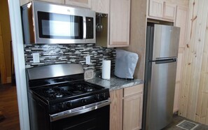 Een koelkast, een magnetron, een oven, een kookplaat